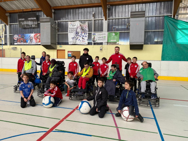 Partenariat entre le club de foot de Drumettaz et les joeurs de foot fauteuil électrique d'Alpysia
